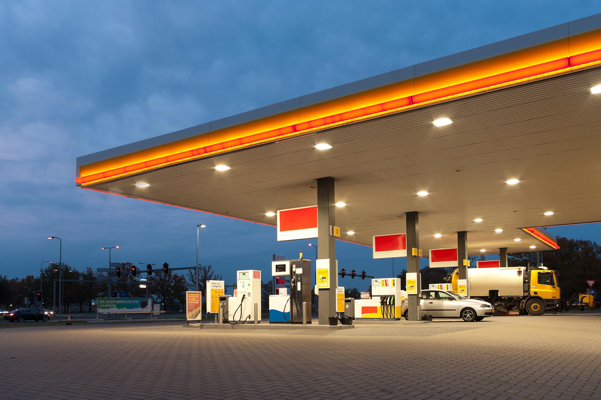 Tankstellen Immobilie bei Nacht