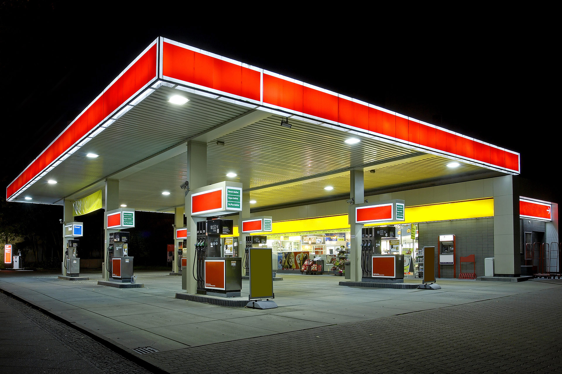 Tankstellen-Immobilie bei Nacht